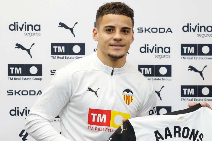 Max Aarons mostra la propria maglia del Valencia