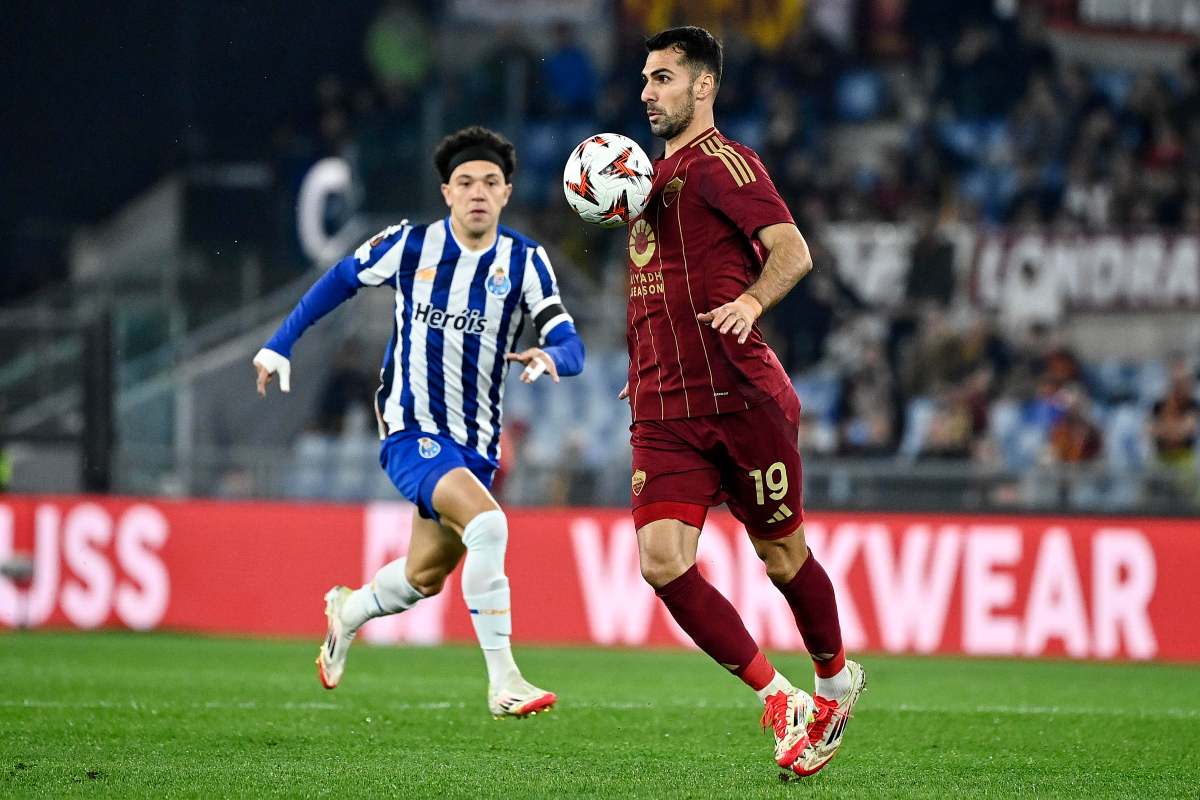 Celik stoppa il pallone con il petto contro il Porto
