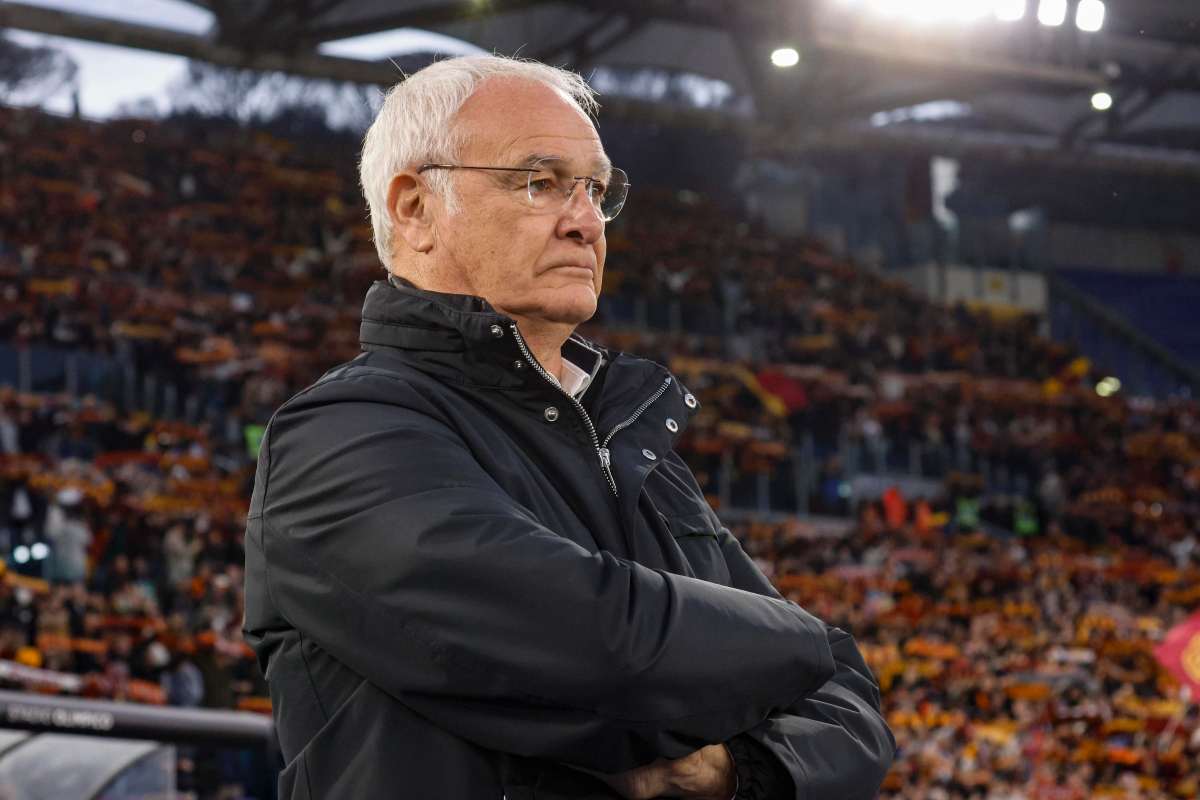 Claudio Ranieri con uno sguardo serio guarda la Roma all'Olimpico