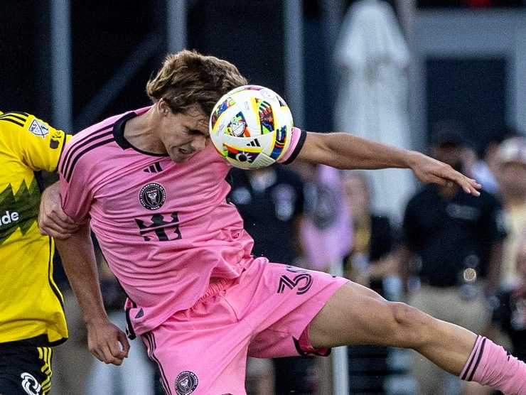 Benjamin Cremaschi colpisce di testa il pallone