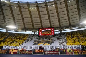 Tifosi della Roma impegnati in una coreografia