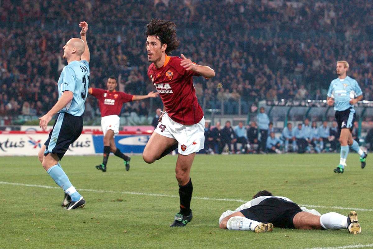 Marco Delvecchio in azione con la Roma contro la Lazio