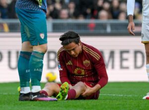 L'attaccante della Roma Paulo Dybala a terra infortunato