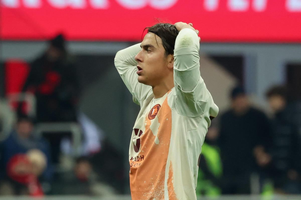 Paulo Dyabla con le mani sulla testa