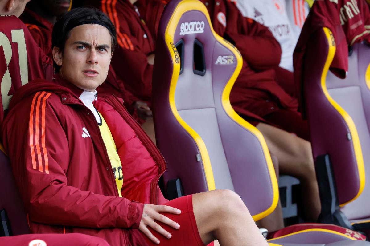 Paulo Dybala osserva il campo dalla panchina