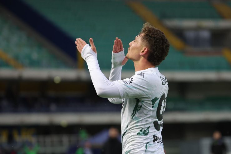 Sebastiano Esposito esulta dopo un gol mandando baci