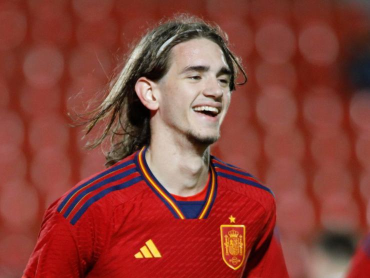 Primo piano di Gasiorowski sorridente con la Nazionale spagnola