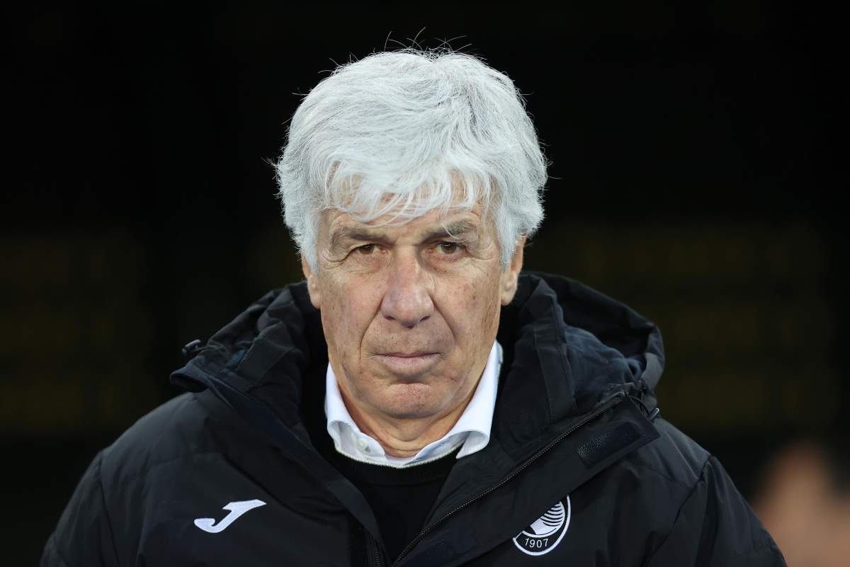 Primo piano di Gasperini con uno sguardo serio.