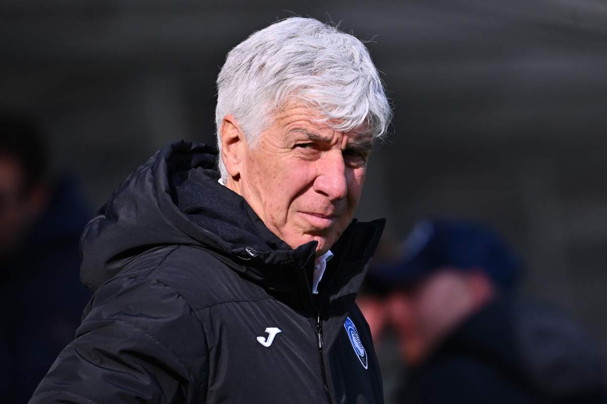 Primo piano di Gian Piero Gasperini con un cappotto dell'Atalanta