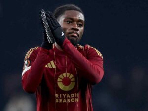 Manu Kone applaude durante un match con la Roma