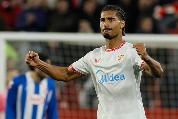 Loic Badé esulta dopo un gol con il Siviglia