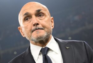 Luciano Spalletti in panchina prima del fischio d'inizio di un match di Nations League