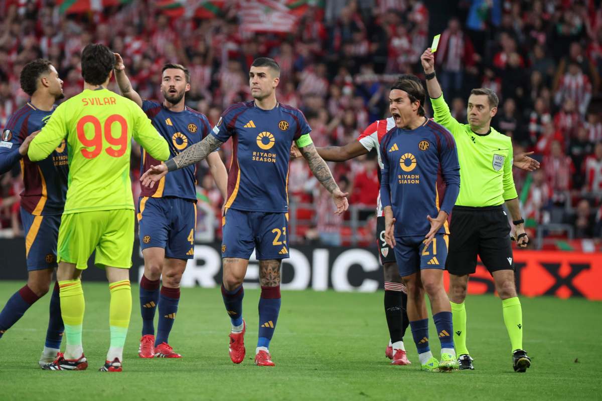 Dybala urla in campo contro Rensch, ammonito dall'arbitro