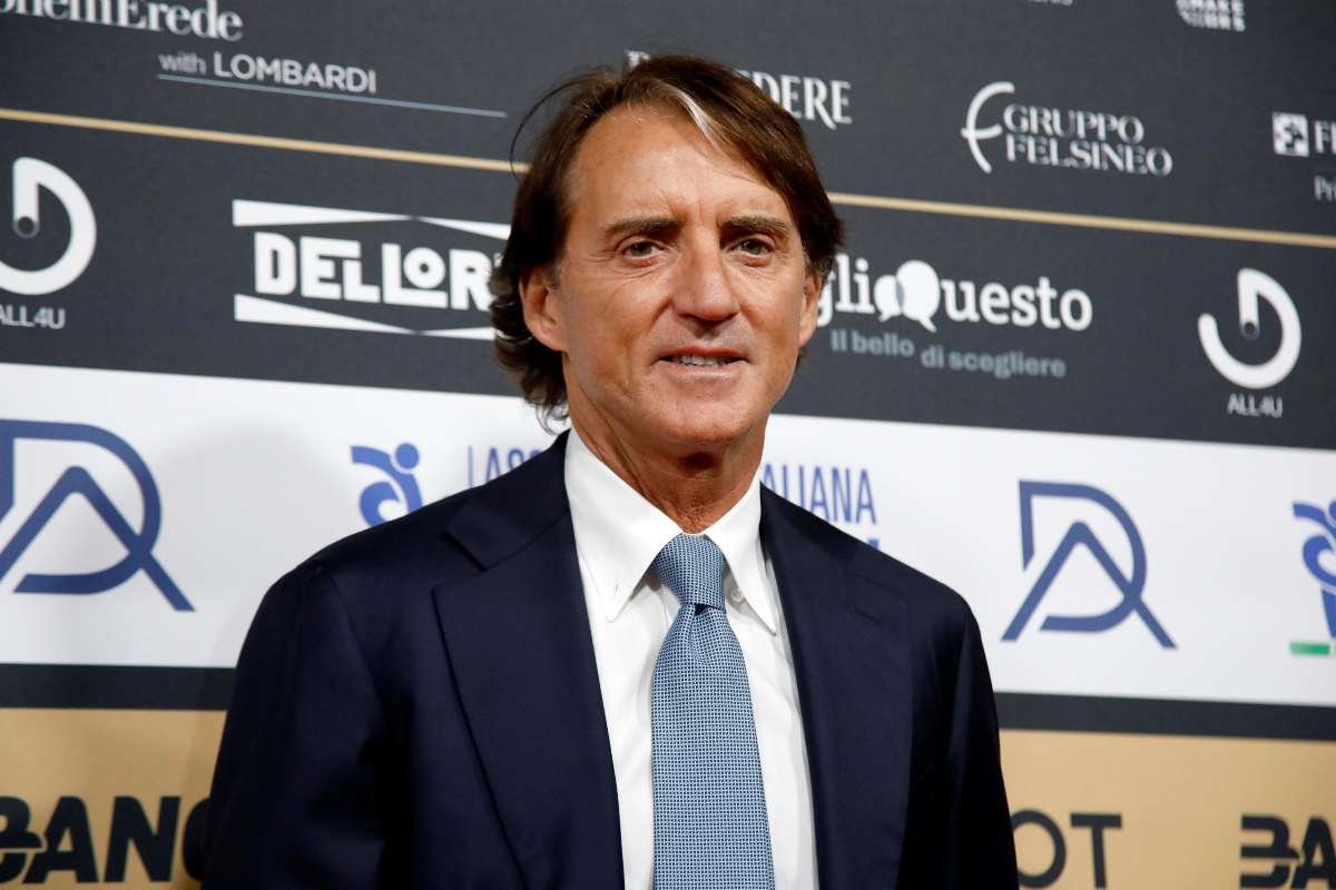 Mezzo busto di Roberto Mancini sorridente