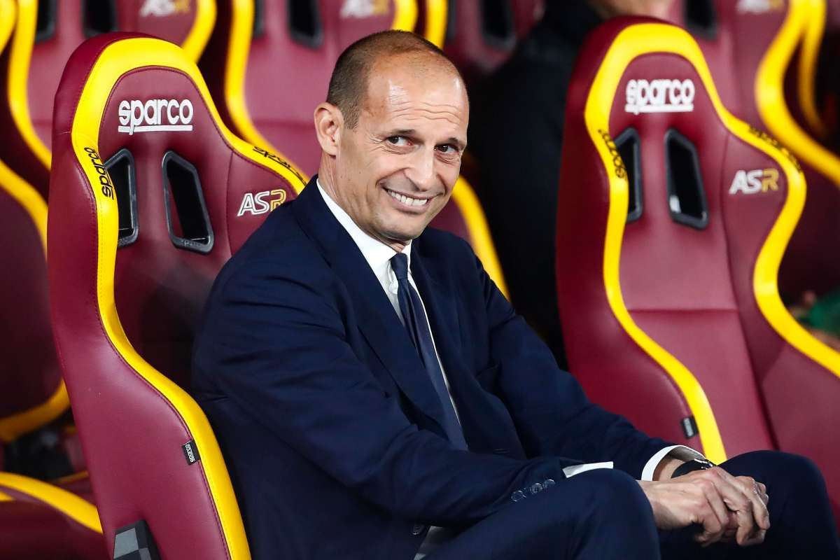 Max Allegri sorridente sulla panchina della Roma