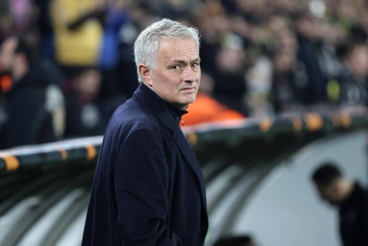 José Mourinho guarda verso qualcuno con uno sguardo sconsolato