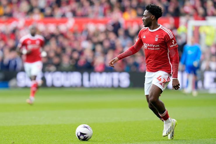 Ola Aina in campo con la maglia del Nottingham Forest