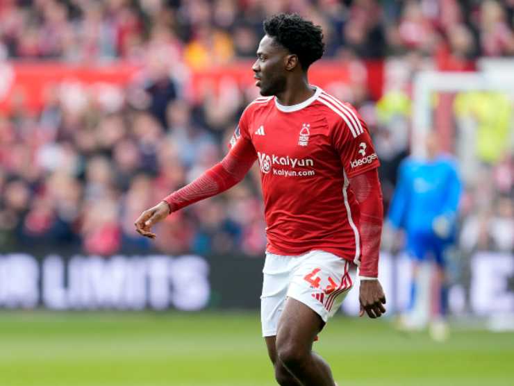Ola Aina in campo con la maglia del Nottingham Forest
