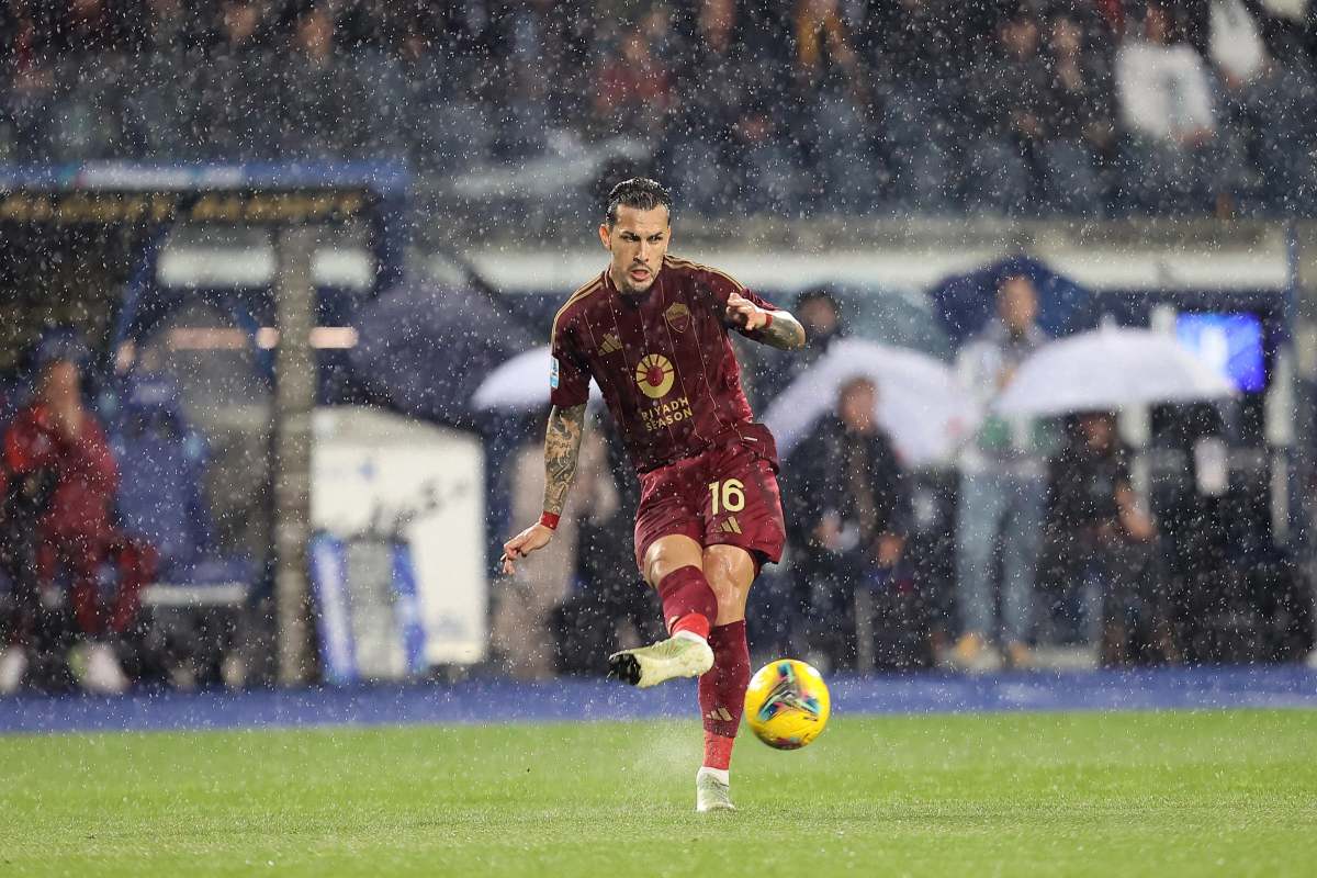 Paredes calcia un pallone in campo con la Roma