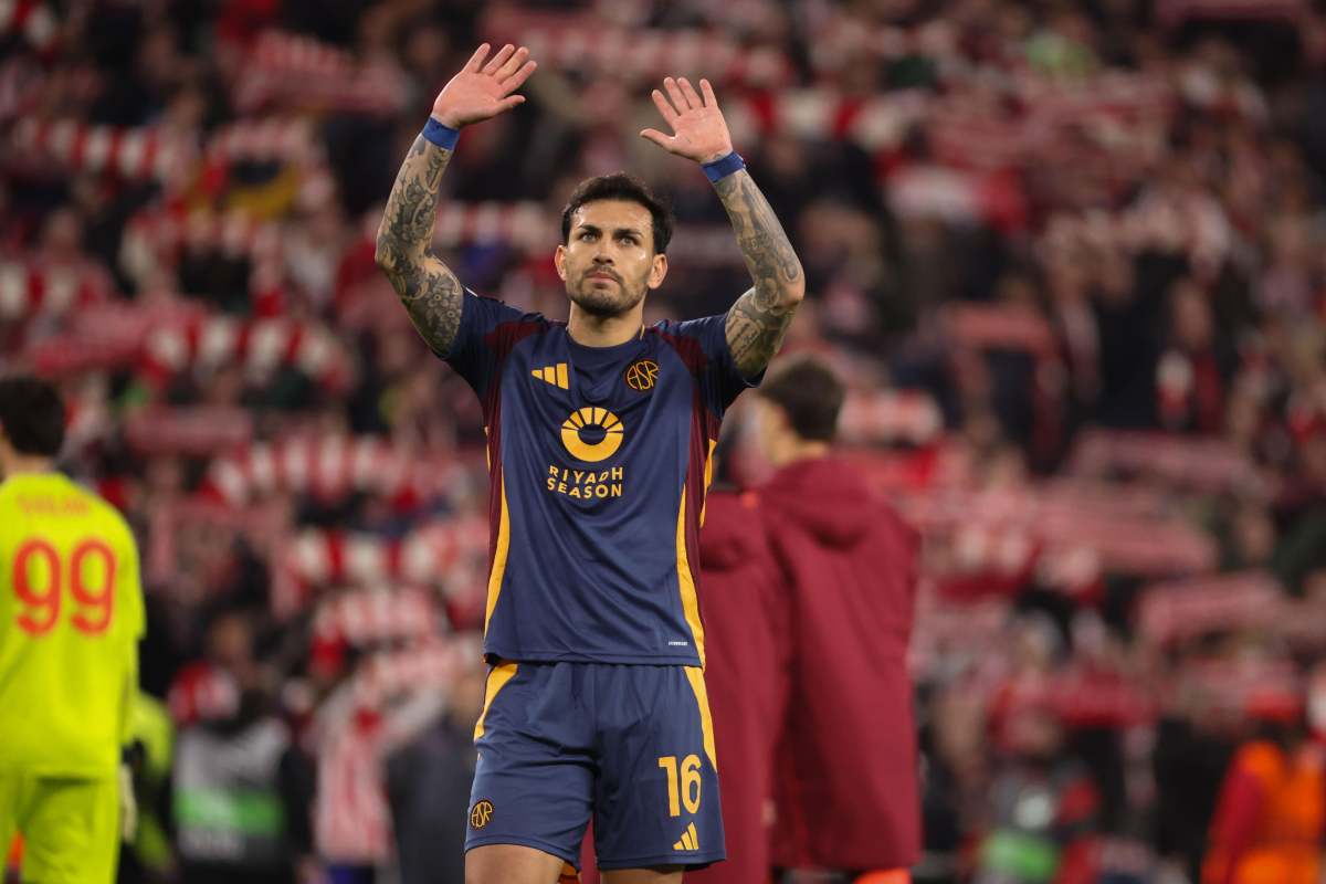 Paredes saluta i tifosi della Roma dopo la sconfitta a Bilbao