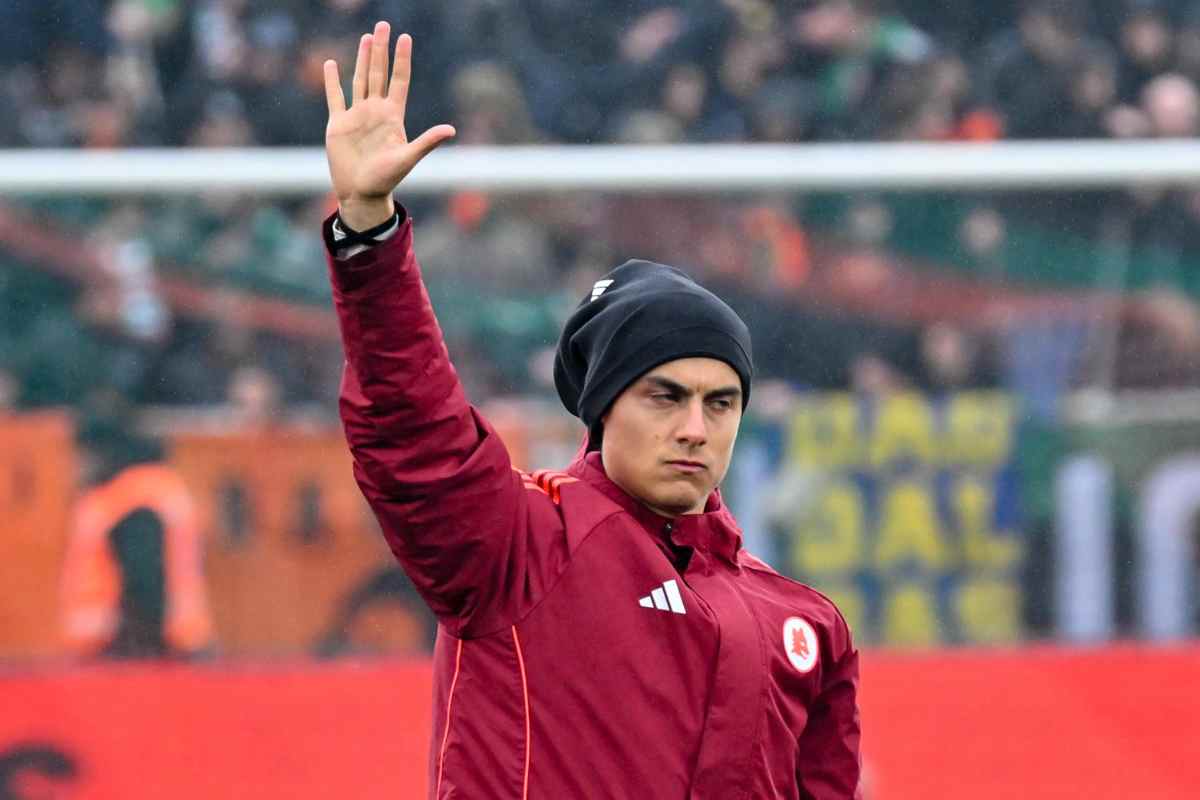 Paulo Dybala saluta i tifosi