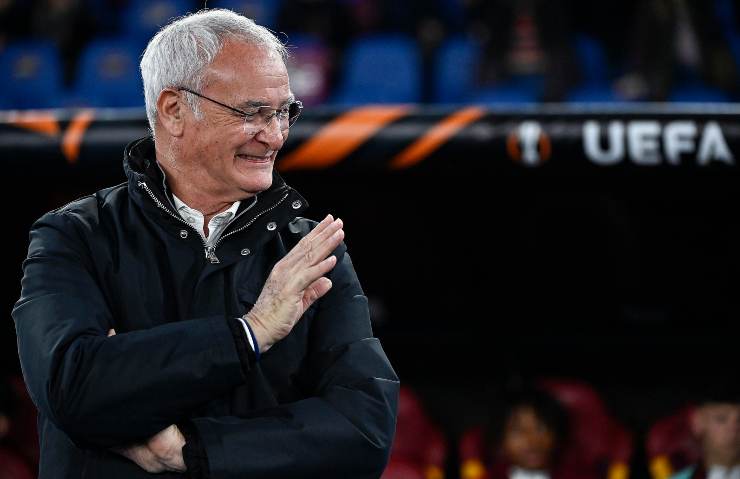 Claudio Ranieri sorride sulla panchina della Roma