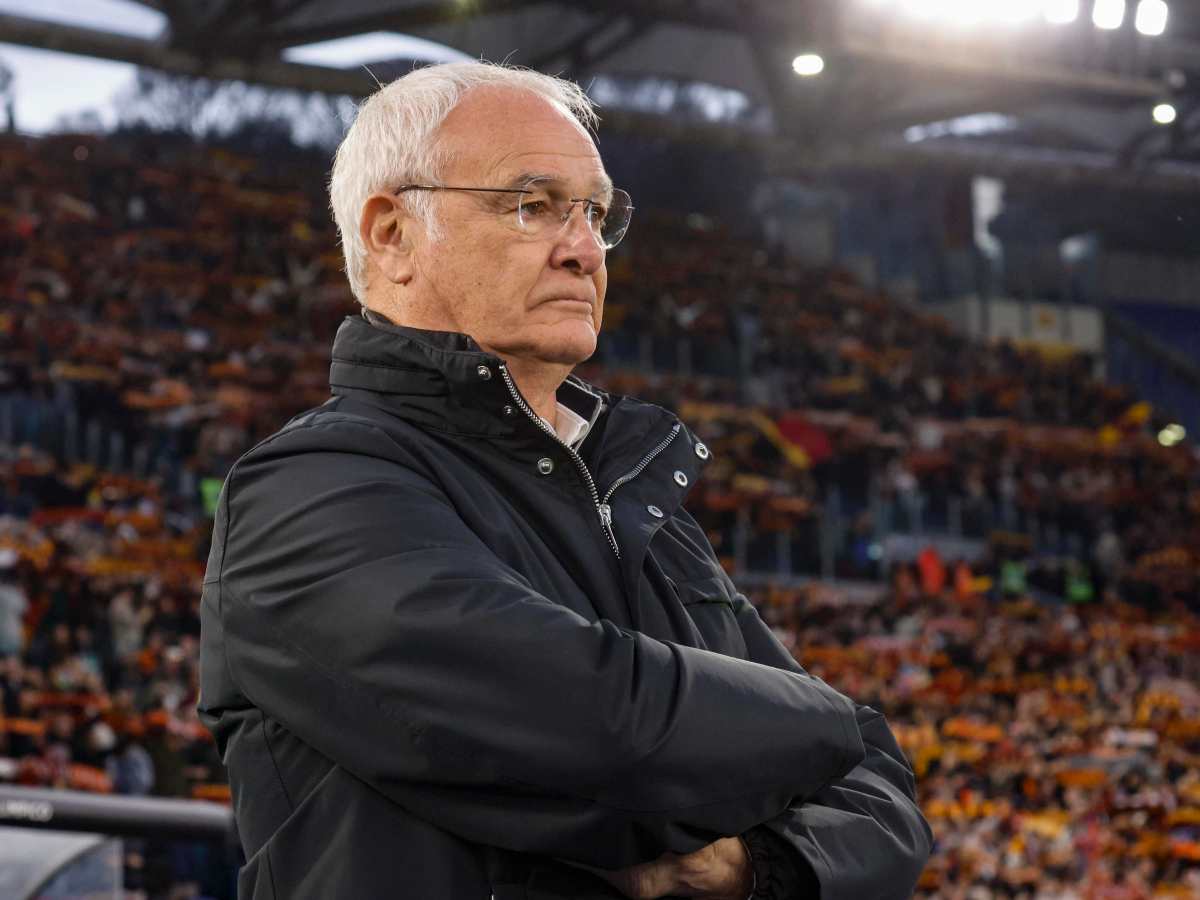 Claudio Ranieri con le braccia conserte