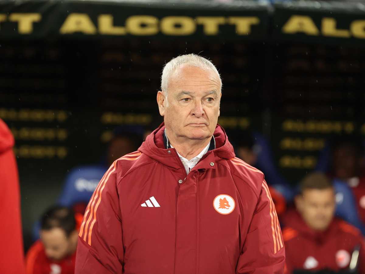 Claudio Ranieri in panchina con la giacca della Roma