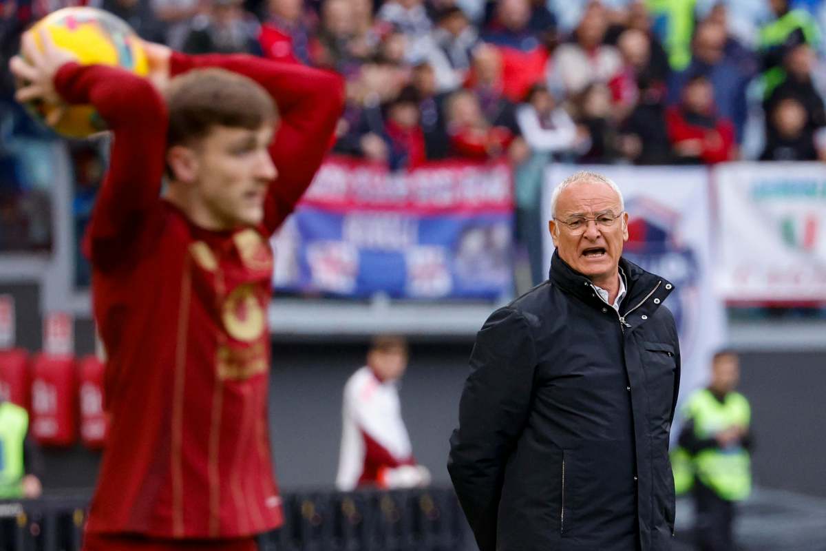 Claudio Ranieri da indicazioni a Salemaekers, che si appresta a battere una rimessa laterale