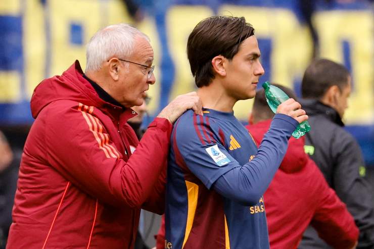 Claudio Ranieri tocca le spalle di Dybala