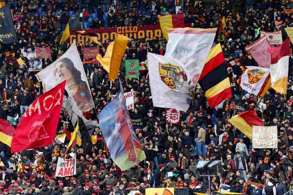 Tifosi della Roma sventolano le bandiere in curva