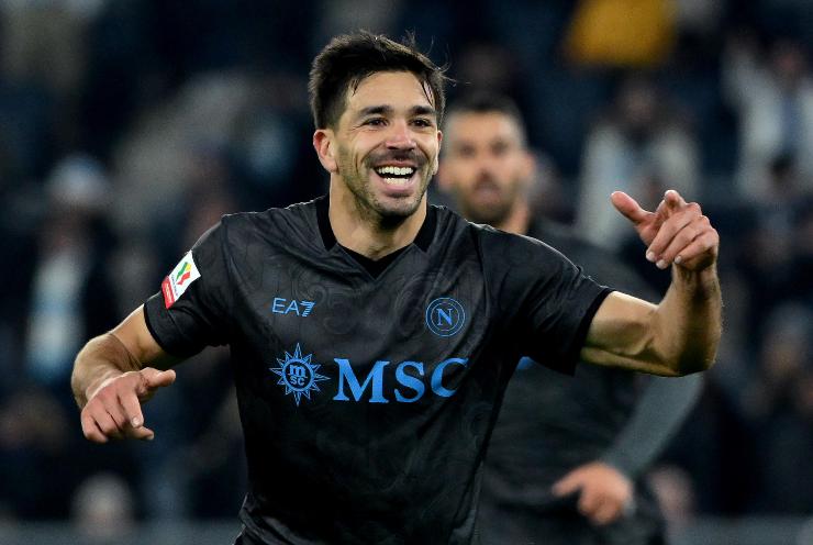 Giovanni Simeone sorridente dopo un gol alla Lazio