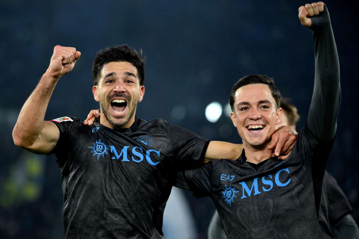 Simeone e Raspadori esultano dopo un gol alla Lazio.