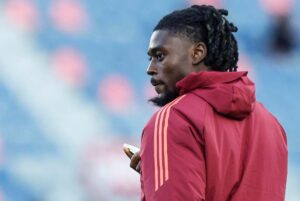 Manu Koné in campo con la Roma