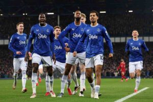 i calciatori dell'Everton esultano dopo un gol