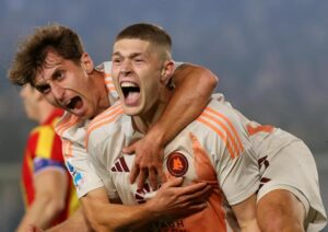 Artem Dovbyk esulta dopo il gol al Lecce