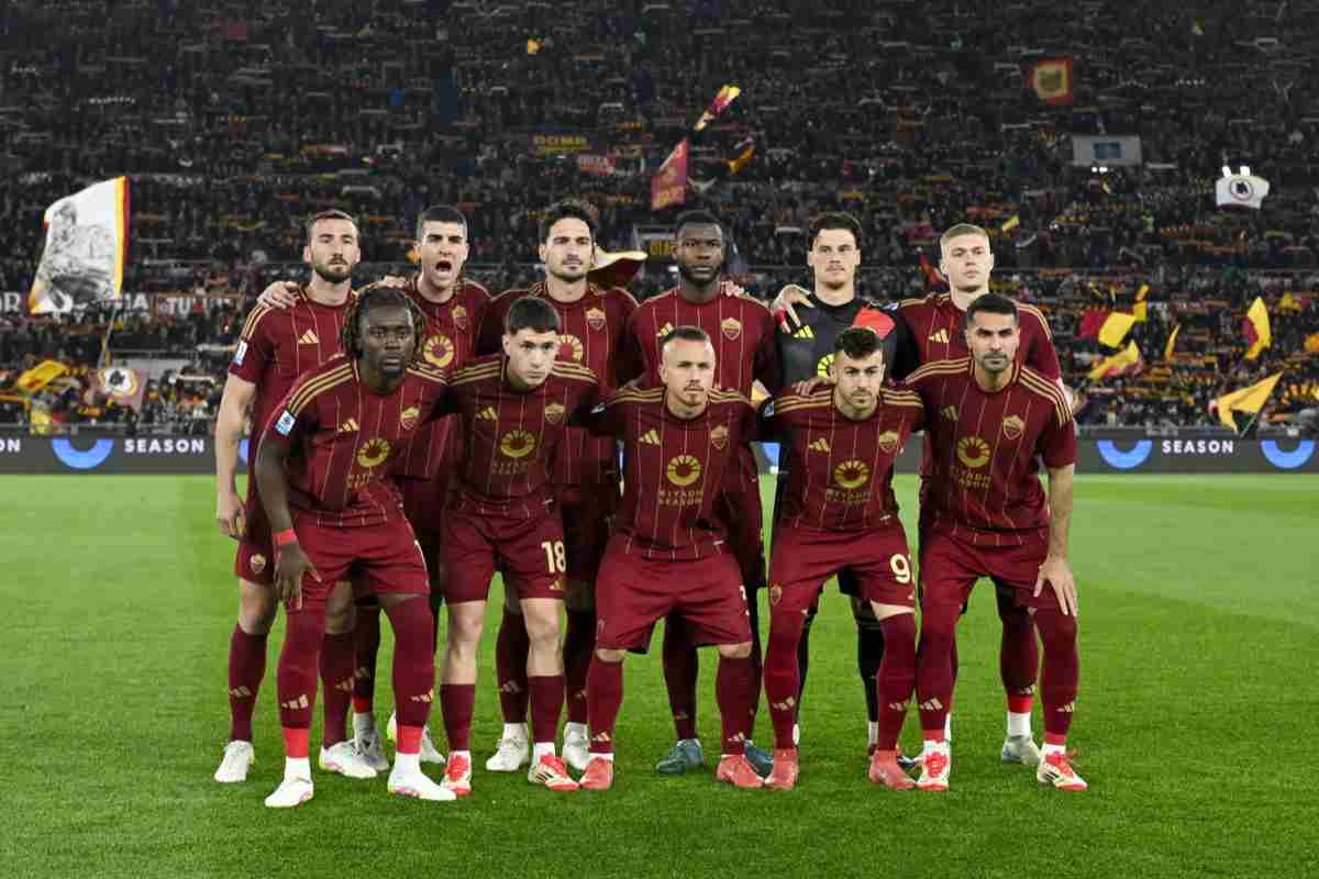 Giocatori Roma in posa per la foto di rito prima dell'inizio di un match