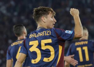 Baldanzi esulta per il suo primo gol con la Roma, nel match contro l'Udinese
