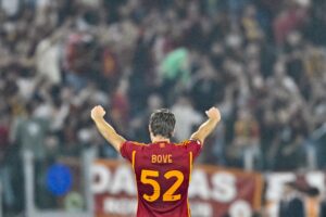 Bove in campo con la maglia della Roma che esulta dopo un gol in Europa League
