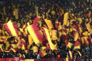 Bandiere giallorosse sventolano in Curva Sud