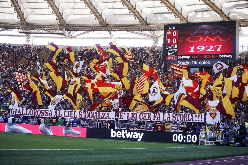 Una coreografia della Curva Sud con tante bandiere giallorosse