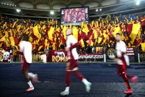 I giocatori della Roma sotto la Curva Sud prima di Roma-Bilbao