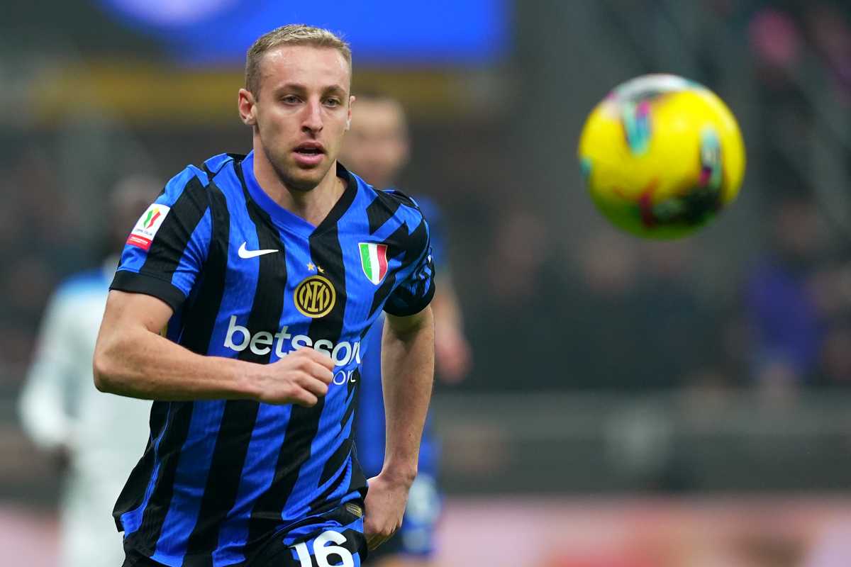 Davide Frattesi insegue un pallone