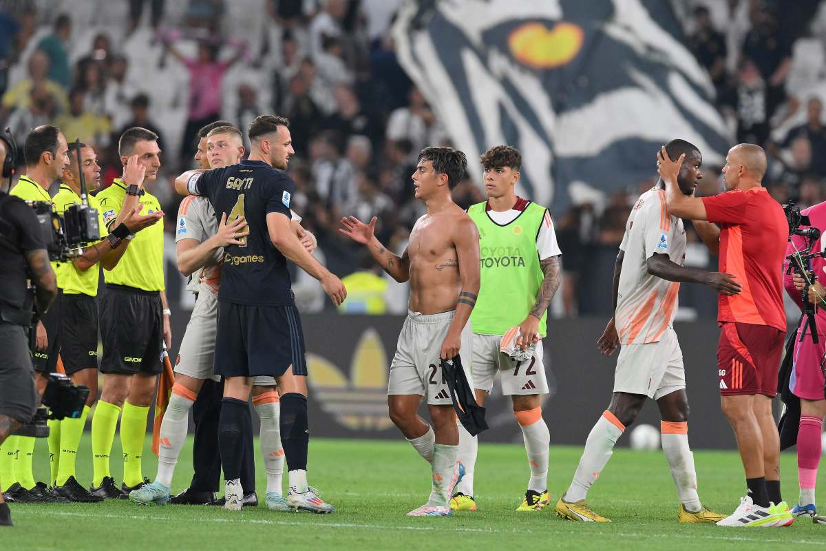 Dybala saluta l'arbitro dopo Juventus-Roma, Dovbyk abbraccia Gatti
