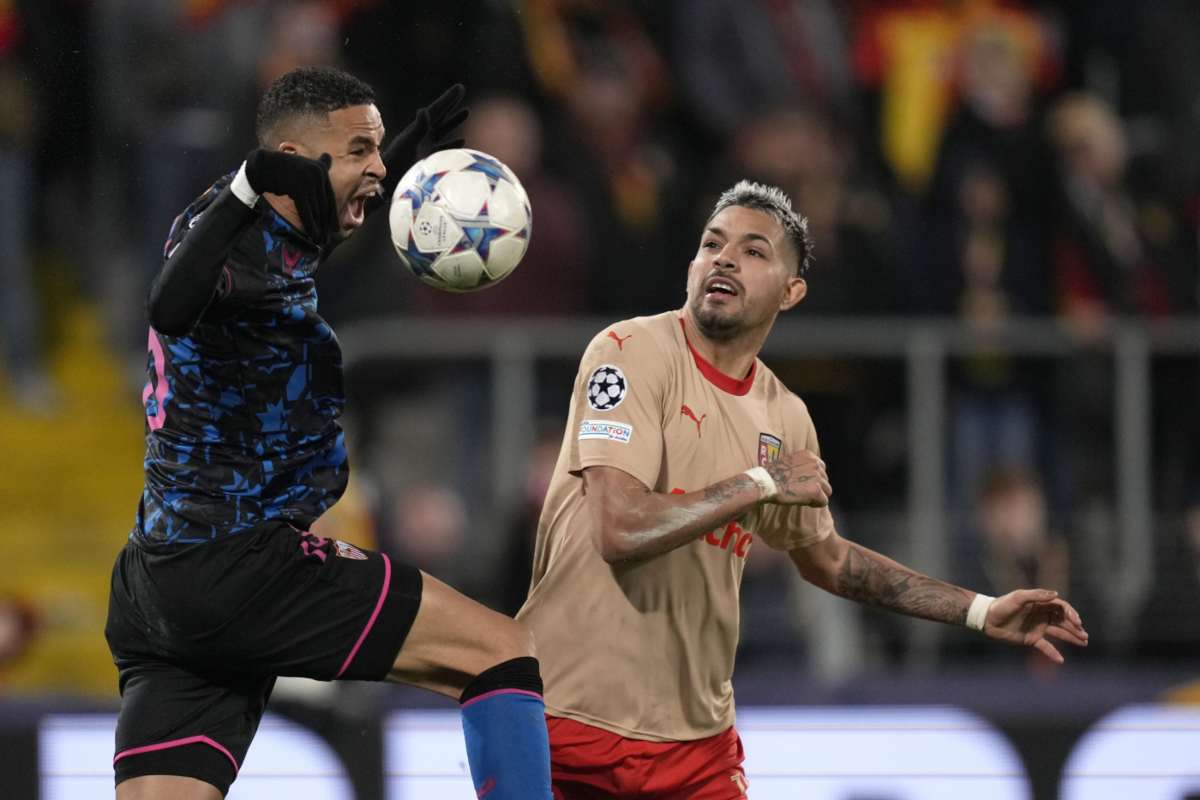 Facundo Medina lotta con un avversari in Champions