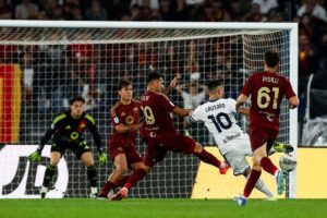 Lautaro Martinez tenta di calciare con 3 giocatori della Roma che fanno muro