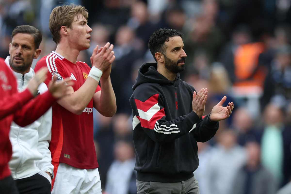 I giocatori dello United e Amorim salutano il pubblico
