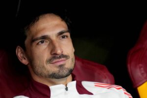 Mats Hummels in primo piano e seduto in panchina