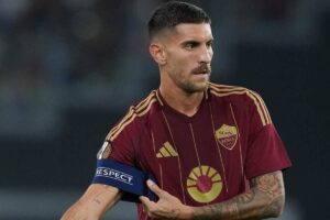 Lorenzo Pellegrini si sistema la fascia da capitano