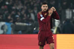 Pellegrini si tocca lo stemma.
